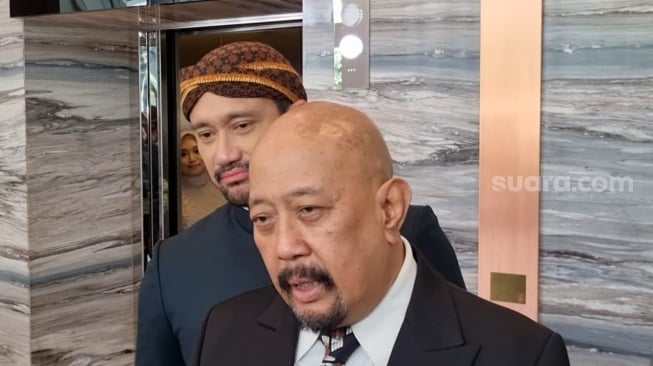 Indro Warkop usai jadi saksi nikah putri Tora Sudiro, Azzahra Nabila Sudiro di kawasan Mega Kuningan, Jakarta, Minggu (25/8/2024). [Suara.com/Adiyoga Priyambodo]