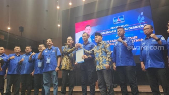 Ketua Umum Partai Demokrat, Agus Harimurti Yudhoyono (AHY) menyerahkan surat rekomendasi dukungan kepada Calon Gubernur dan Calon Wakil Gubernur untuk Provinsi Kalimantan Barat (Kalbar) dan Maluku Utara (Malut). (Suara.com/Fakhri)