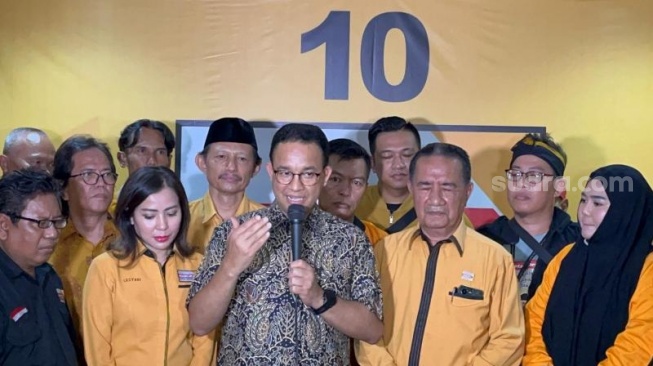 Anies Baswedan saat di Markas Partai Hanura Jakarta, Menteng, Jakarta Pusat, Minggu (25/8/2024). (Suara.com/M Yasir)