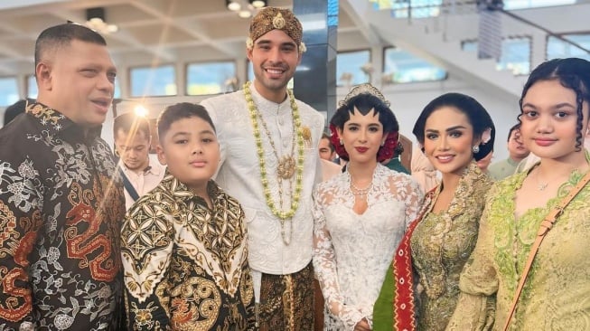 Amora Lemos ikut kondangan Kris Dayanti. (Instagram/krisdayantilemos)