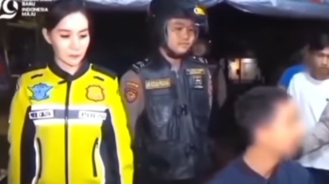 Polwan Brigadir Putri Cikita melabrak pria lantaran dianggap tak sopan saat diinterogasi petugas. (tangkapan layar/Instagram)