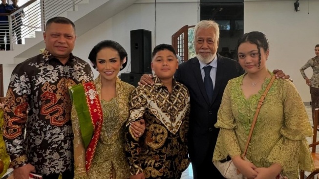 Kris Dayanti dan keluarga bertemu PM Timor Leste, Xanana Gusmao, di pernikahan anak Susi Pudjiastuti, Nadine Kaiser. (Instagram/@krisdayantilemos)