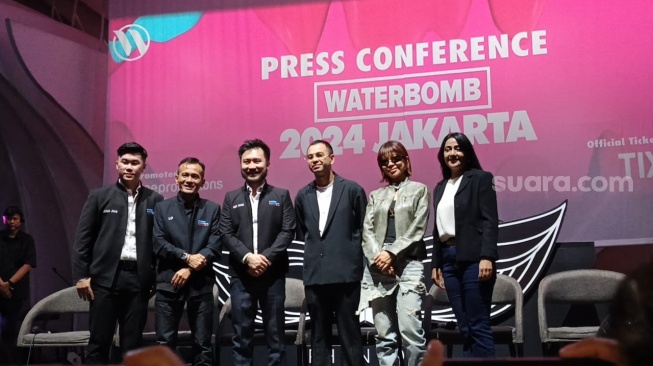 Rudy Salim, Raffi Ahmad, hingga RamenGvrl saat konferensi pers Festival Musik Waterbomb 2024 Jakarta di The Phantom, PIK 2, Tangerang pada Senin (26/8/2024). [Suara.com/Rena Pangesti]