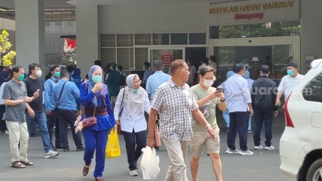 Penampakan orang-orang berhamburan menyelamatkan diri saat gedung RSPP Jakarta kebakaran. (ist)