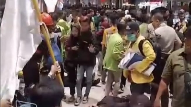 Demo Mahasiswa Semarang Ricuh Berujung Terkapar di Mall, Warganet: Makanya Jangan Anarkis!