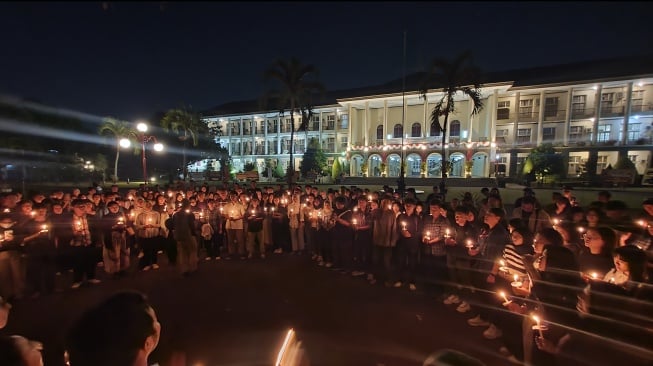 Tak Ingin Demokrasi Diacak-acak, Ratusan Mahasiswa dan Dosen UGM Nyalakan Lilin di Bawah Pohon Pengetahuan