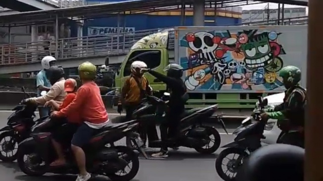 Jalan Daan Mogot Mendadak Macet Gegara Gerombolan Debt Collector Cegat Pemotor