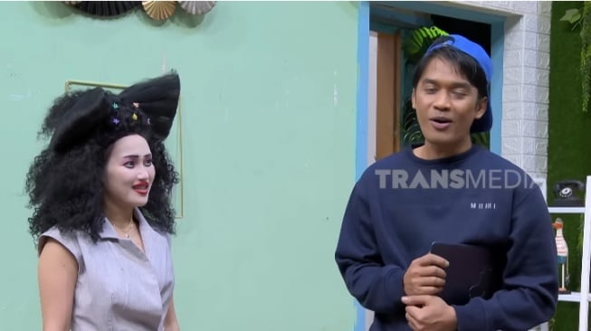 Ayu Ting-Ting dkk saat melempar guyonan bernada satire kepada negara. (tangkapan layar/Youtube)