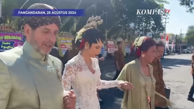 Nadine Kaiser didampingi Daniel Kaiser dan Susi Pudjiastuti saat menikah. (YouTube/KOMPASTV)