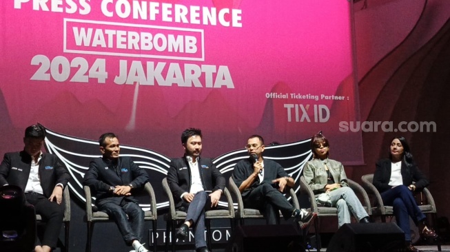 Rudy Salim, Raffi Ahmad, hingga RamenGvrl saat konferensi pers Festival Musik Waterbomb 2024 Jakarta di The Phantom, PIK 2, Tangerang pada Senin (26/8/2024)