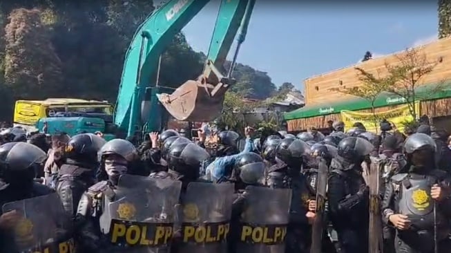 Pemerintah Kabupaten (Pemkab) Bogor kembali melakukan penggusuran terhadap pedagang kaki lima di kawasan Puncak, Cisarua, Kabupaten Bogor pada Senin (26/8/2024).  [Egi Abdul Mugni/Suara.com]