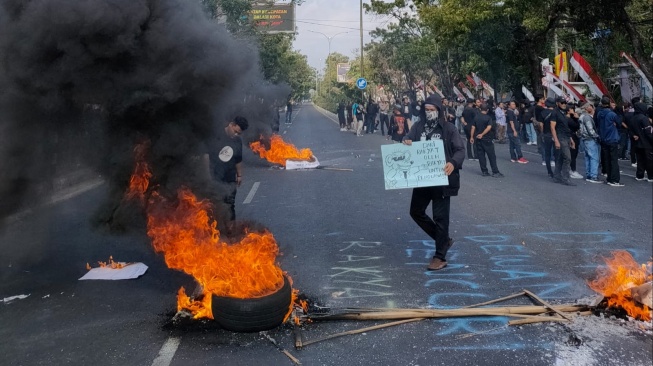 Aksi Demo Mahasiswa di Gedung DPRD Solo, Kader PDIP Ikutan Nimbrung