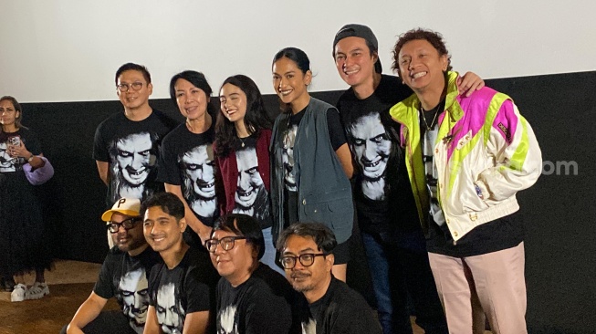 Cast dan crew film Lembayung dalam konferensi pers rilis trailer di kawasan Kuningan, Jakarta Selatan, Senin (26/8/2024).