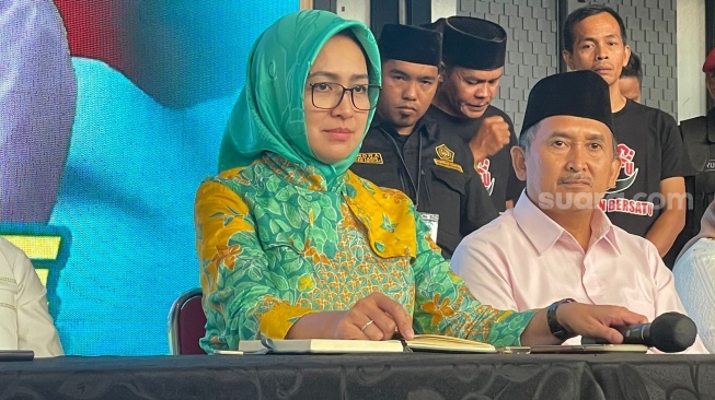 Bakal Calon Gubernur Banten, Airin Rachmi Diany memberi keterangan kepada awak media. [Wivy Hikmatullah/Suara.com]