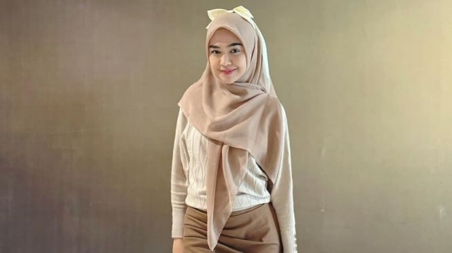 OOTD Cantik Ria Ricis saat Main di Pantai Curi Perhatian: Bu Hajjah Pakaiannya