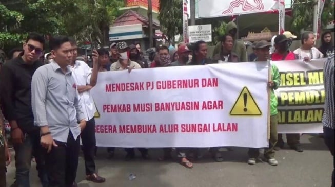 Sungai Lalan Lumpuh Sebulan, Warga Desak Pemprov Sumsel Buka Akses