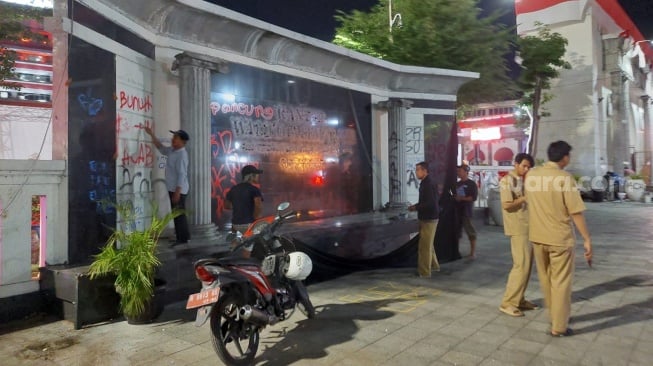 Petugas membersihkan coretan di pagar Balai Kota Semarang. [Dok Humas]