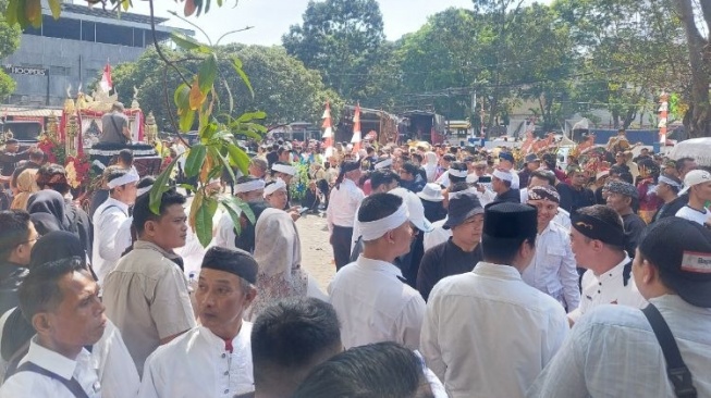 Daftar Pilgub Jabar Hari Ini, Dedi Mulyadi-Erwan Setiawan Diarak Naik Kuda hingga Kantor KPU