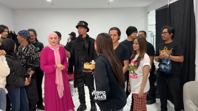 Potret perayaan ulang tahun Mulan Jameela dan Dul Jaelani di backstage HUT RCTI ke-35 (YouTube/Ahmad Dhani Dalam Berita)