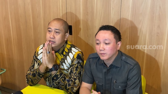 Chris Sam Siwu dan Abaraham Simon, kuasa hukum Sarwendah dalam konferensi pers di kawasan Pasar Minggu, Jakarta Selatan, Selasa (27/8/2024). [Suara.com/Tiara Rosana]