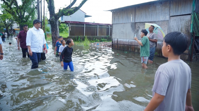 Wali Kota Medan Bobby Nasution meninjau banjir di Medan. [dok Pemkot Medan]