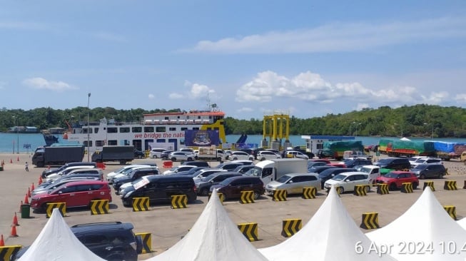 Kendaraan mengantre naik kapal Ferry di Pelabuhan Telaga Punggur, Batam/(Dokumentasi ASDP).