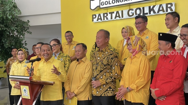 Ketua Umum Partai Golkar Bahlil Lahadalia kini dukung kadernya sendiri, Airin maju sebagai bacagub Banten 2024. (Suara.com/Novian)