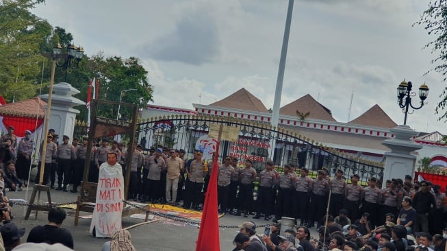 Perjuangan Belum Usai, Ribuan Orang Gelar Aksi Jogja Memanggil Lagi di Depan Gedung Agung