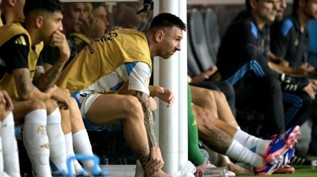 Penyerang Timnas Argentina, Lionel Messi bereaksi setelah mengalami cedera selama pertandingan final turnamen sepak bola Copa America Conmebol 2024 antara Argentina dan Kolombia di Hard Rock Stadium, Miami, Florida pada tanggal 14 Juli 2024. JUAN MABROMATA / AFP.