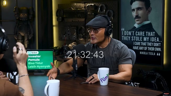 Podcast Deddy Corbuzier dengan bintang tamu Muhammad Qodari dan Raymond Chin (YouTube/Deddy Corbuzier)