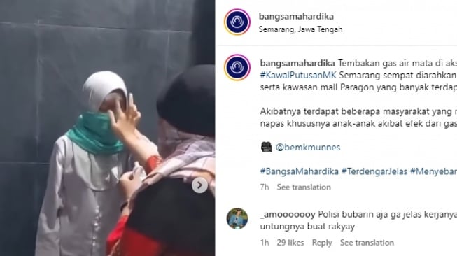 Sejumlah anak-anak ikut menjadi korban karena menghirup gas air mata aparat kepolisian saat membubarkan massa pendemo #kawalputusanmk di Semarang. (tangkapan layar/Instagram)