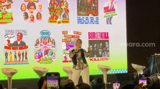 Elvy Sukaesih dalam acara konferensi pers Synchronize Festival di kawasan Fatmawati, Jakarta Selatan, Selasa (27/8/2024). [Suara.com/Tiara Rosana]