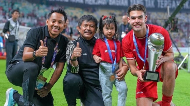 Penyerang keturunan milik Timnas Indonesia U-19, Jens Raven (kanan) berfoto bersama pelatih Indra Sjafri usai menjuarai Piala AFF U-19 2024. [Dok. Instagram/Indra Sjafri]