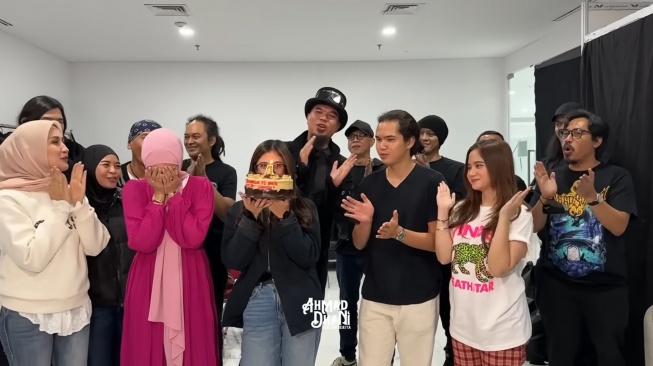 Potret perayaan ulang tahun Mulan Jameela dan Dul Jaelani di backstage HUT RCTI ke-35 (YouTube/AHMAD DHANI DALAM BERITA)