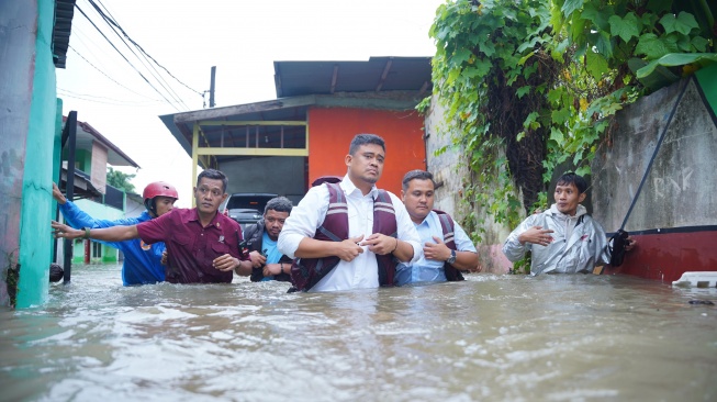 Bobby Nasution Terobos Banjir Lihat Langsung Kondisi Warga