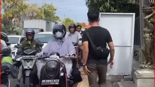 Ironi di Bali, Trotoar Dinaiki Motor, Pejalan Kaki Bingung Harus Berebut Tempat