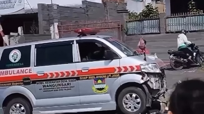 Ambulans menabrak Satria FU (Instagram)