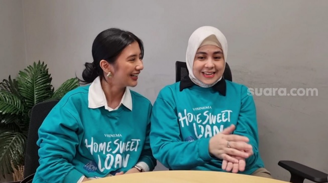 Risty Tagor dan Fita Anggriani dalam kegiatan promosi film Home Sweet Loan di redaksi, Rabu (28/8/2024).