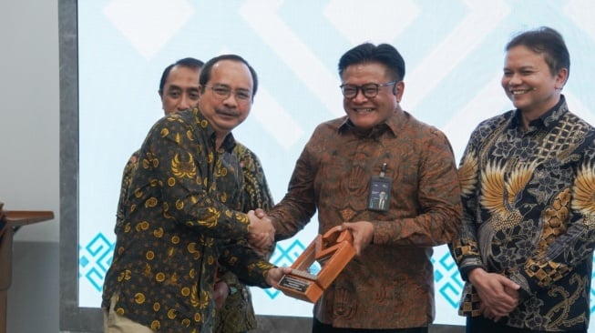 Pegadaian mendapat apresiasi dalam PaDi UMKM Expo, yang diterima Direktur Umum PT Pegadaian, Gunawan Sulistyo. (Dok: Pegadaian)