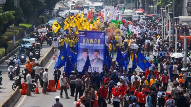 Parade iring-iringan pasangan Bakal Calon Gubernur dan Wakil Gubernur Jakarta, Ridwan Kamil dan Suswono saat tiba di Kantor KPUD Jakarta, Rabu (28/8/2024). [Suara.com/Alfian Winanto]