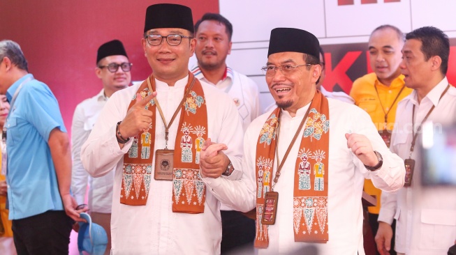 Pasangan Bakal Calon Gubernur dan Wakil Gubernur Jakarta, Ridwan Kamil (kiri) dan Suswono (kanan) usai melakukan pendaftaran di Kantor KPUD Jakarta, Rabu (28/8/2024). [Suara.com/Alfian Winanto]