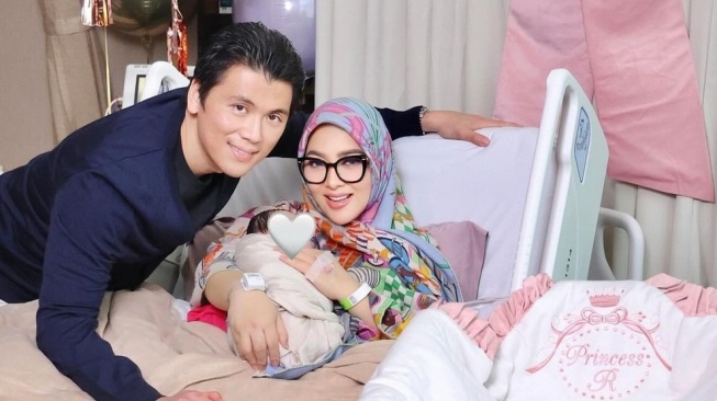 Syahrini Harus Tahu, Ini Hukum dan Batasan Adik Ipar dengan Suami dalam Islam