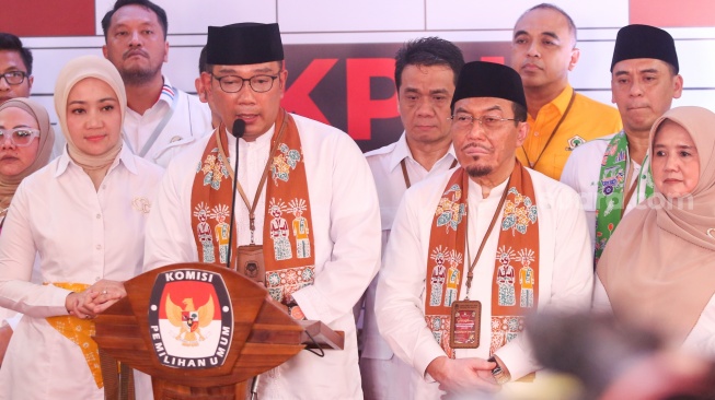 Pasangan Bakal Calon Gubernur dan Wakil Gubernur Jakarta, Ridwan Kamil (kedua kiri) dan Suswono (kedua kanan) memberikan pernyataan pers usai melakukan pendaftaran di Kantor KPUD Jakarta, Rabu (28/8/2024). [Suara.com/Alfian Winanto]