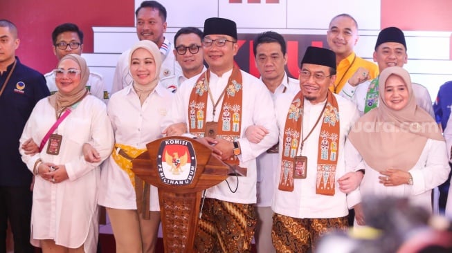 Pasangan Bakal Calon Gubernur dan Wakil Gubernur Jakarta, Ridwan Kamil (tengah) dan Suswono (kedua kanan) memberikan pernyataan pers usai melakukan pendaftaran di Kantor KPUD Jakarta, Rabu (28/8/2024). [Suara.com/Alfian Winanto]