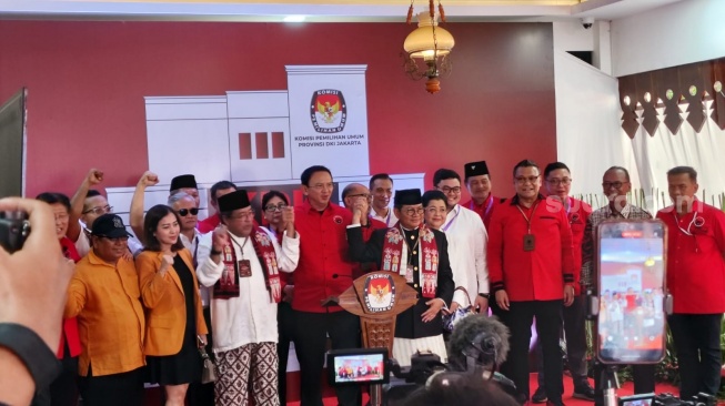 Pasangan Pramono Anung-Rano Karno resmi mendaftarkan sebagai bakal calon gubernur dan bakal calon wakil gubenur (cagub-cawagub) ke Komisi Pemilihan Umum (KPU) Jakarta, Rabu (28/8/2024).  (Suara.com/Dea)