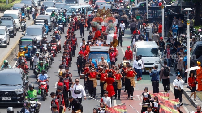 Parade iring-iringan pasangan Bakal Calon Gubernur dan Wakil Gubernur Jakarta, Pramono Anung dan Rano Karno saat tiba di Kantor KPUD Jakarta, Rabu (28/8/2024). [Suara.com/Alfian Winanto]