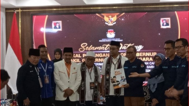 Dulu Bersama, Kini Zul Dan Rohmi Membawa Pendampingnya Masing-masing ke KPU NTB