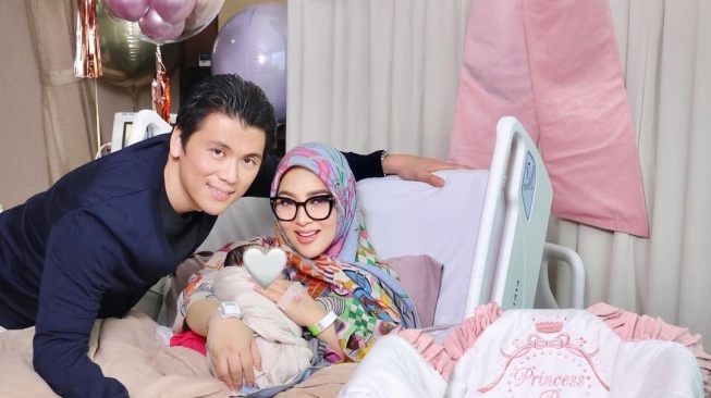 Potret Reino Barack, Syahrini, dan Princess R (Instagram/princessyahrini)