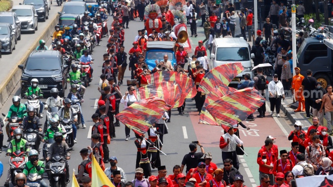 Parade iring-iringan pasangan Bakal Calon Gubernur dan Wakil Gubernur Jakarta, Pramono Anung dan Rano Karno saat tiba di Kantor KPUD Jakarta, Rabu (28/8/2024). [Suara.com/Alfian Winanto]