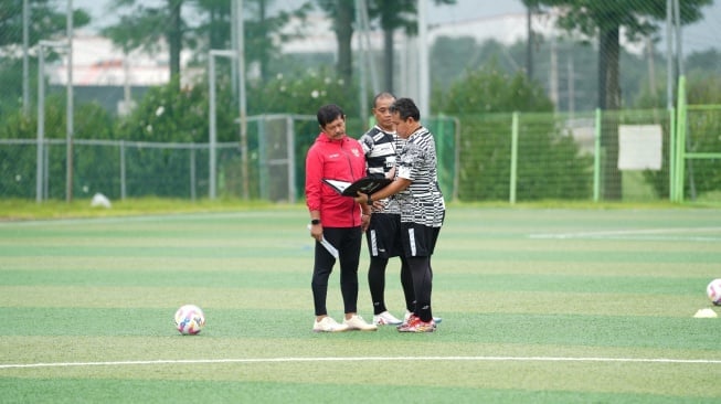 Pelatih Timnas Indonesia U-20, Indra Sjafri (kiri) memantau para pemainnya saat berlatih jelang menghadapi Argentina U-20. [Dok. PSSI]